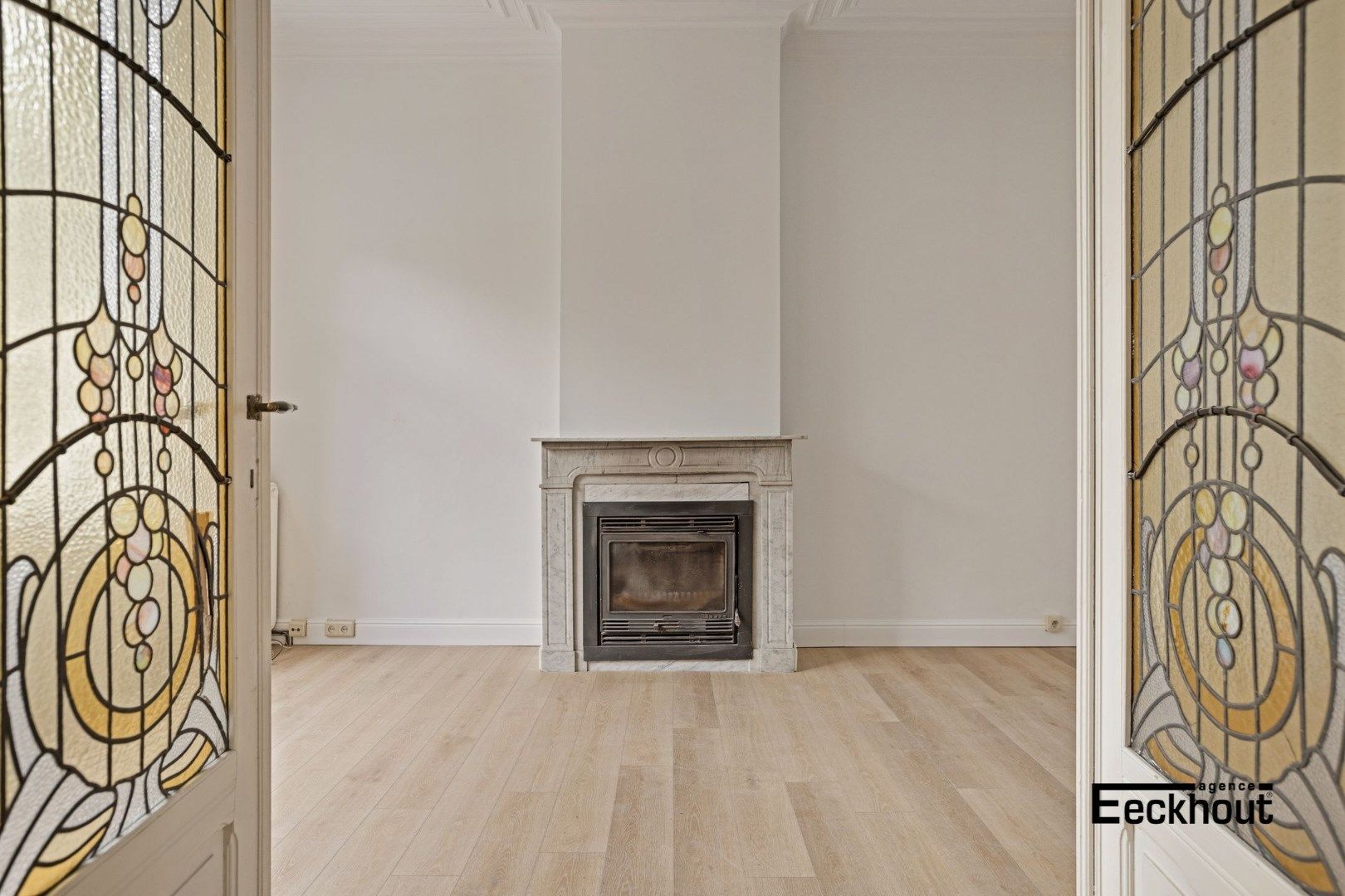 Uniek en ruim (351 m²) herenhuis met garages op topligging te Oostende ! foto {{pictureIndex}}