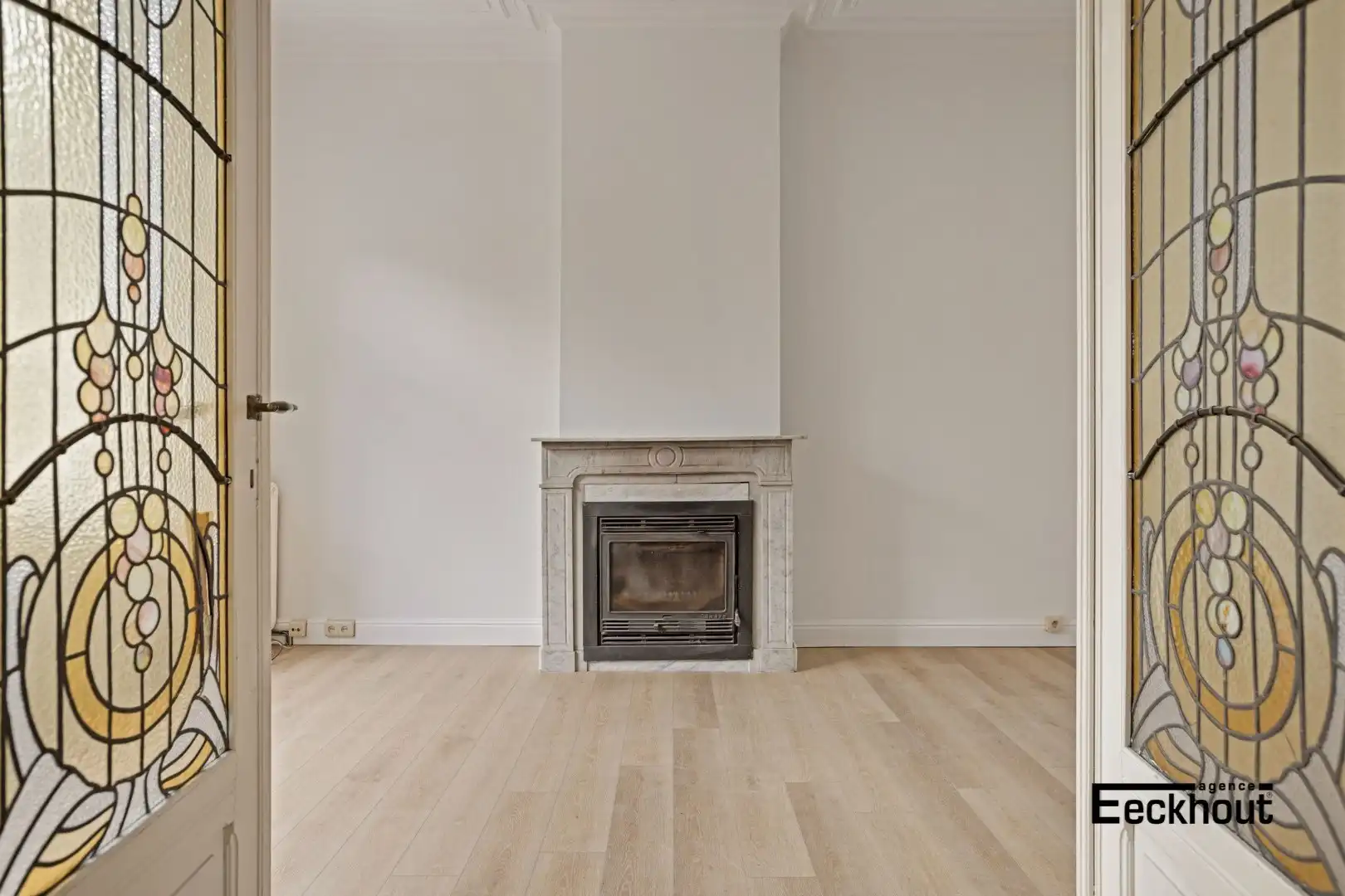 Uniek en ruim (351 m²) herenhuis met garages op topligging te Oostende ! foto {{pictureIndex}}