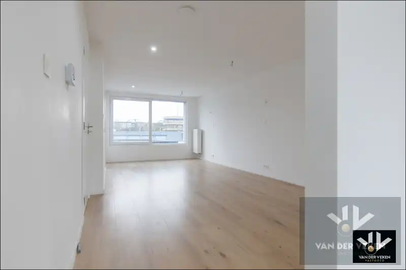 Voll gerenoveerde woning met 5 slpk 3 badk foto 9