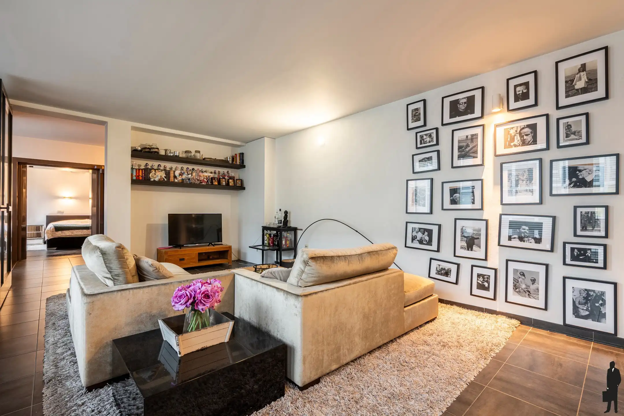 Stijlvol bemeubeld appartement van 97m² met unieke bankkluis foto 3