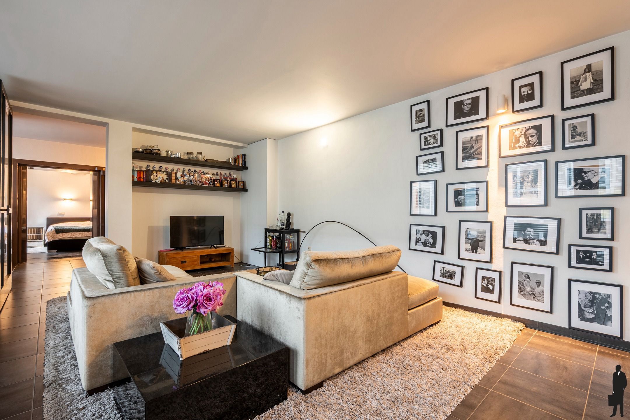 Stijlvol bemeubeld appartement van 97m² met unieke bankkluis foto 3