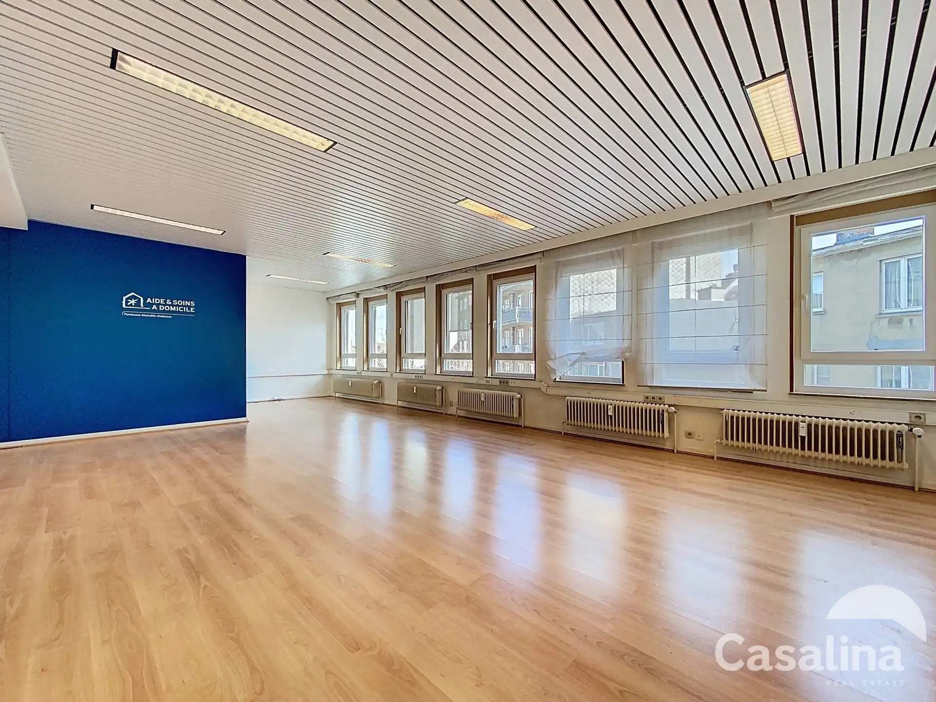 Ruime kantoorruimtes van 564 m², ideaal gelegen met parkings foto 8