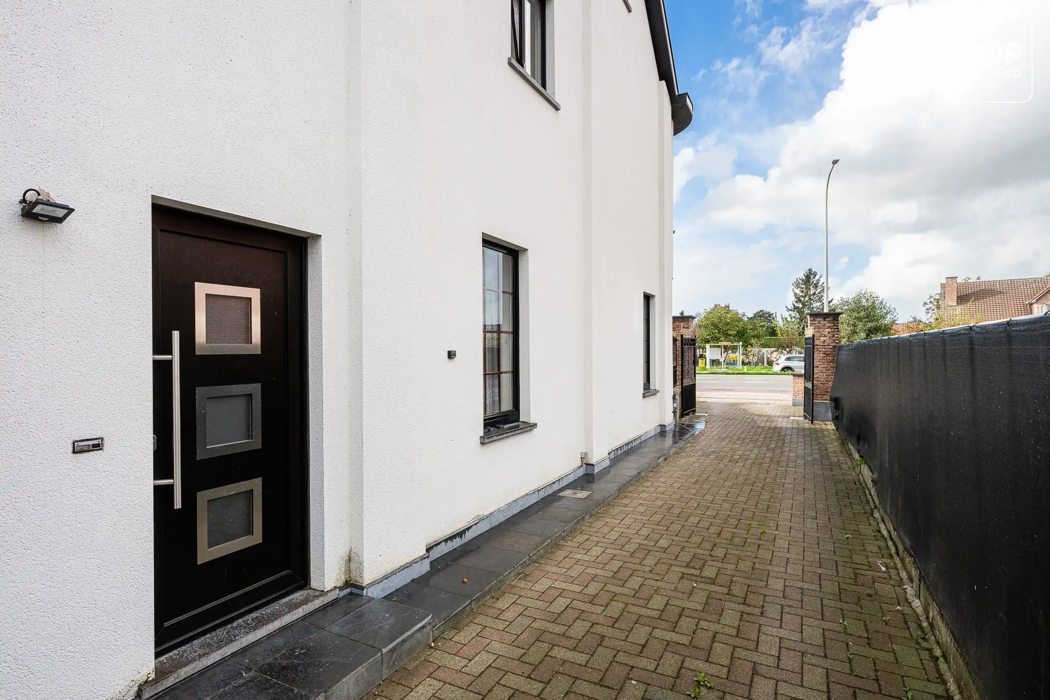 Karaktervolle half open woning met mooie gevel.  foto 3