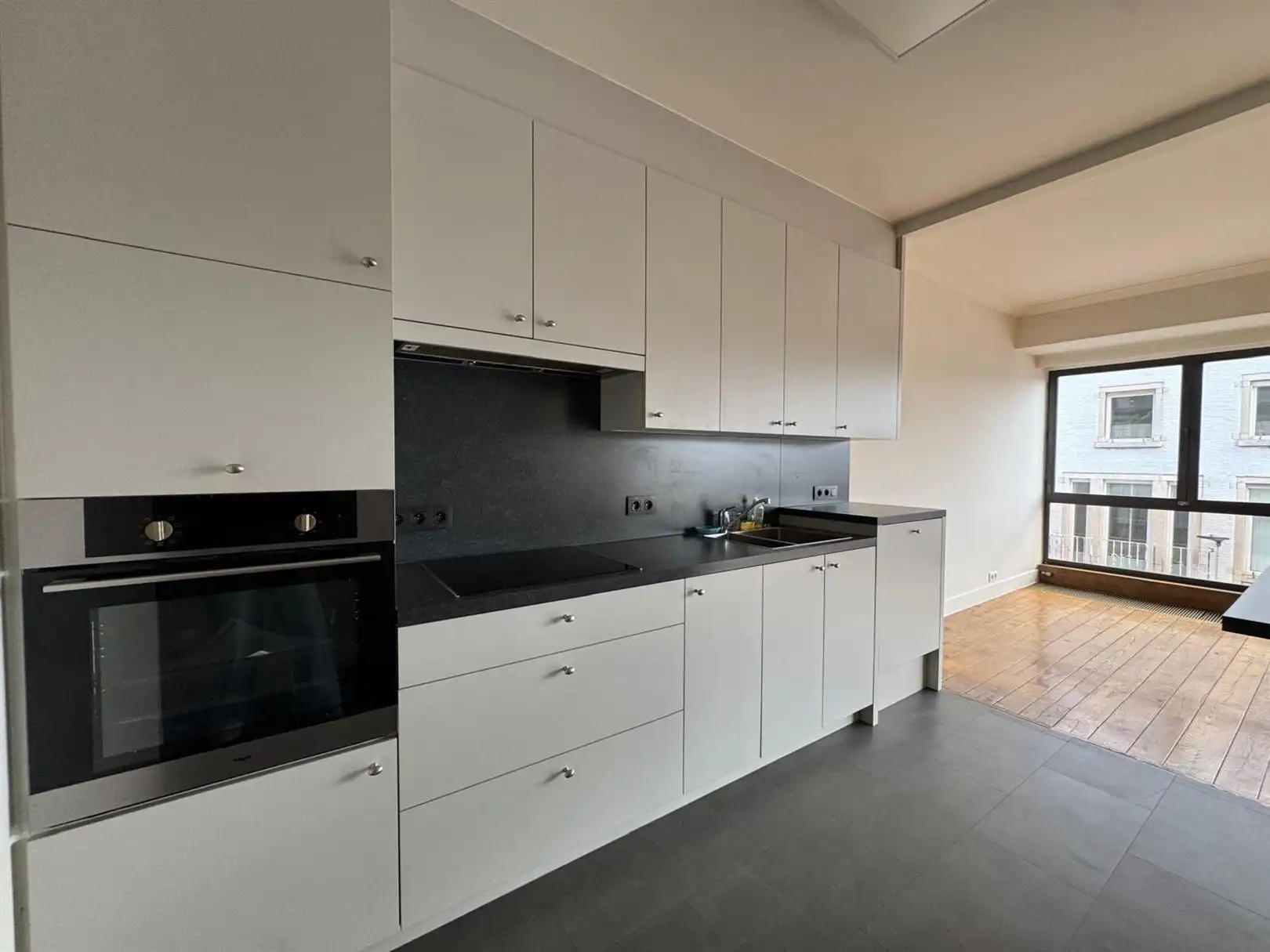 Ruim appartement met uitzicht over de Grote Markt foto 8