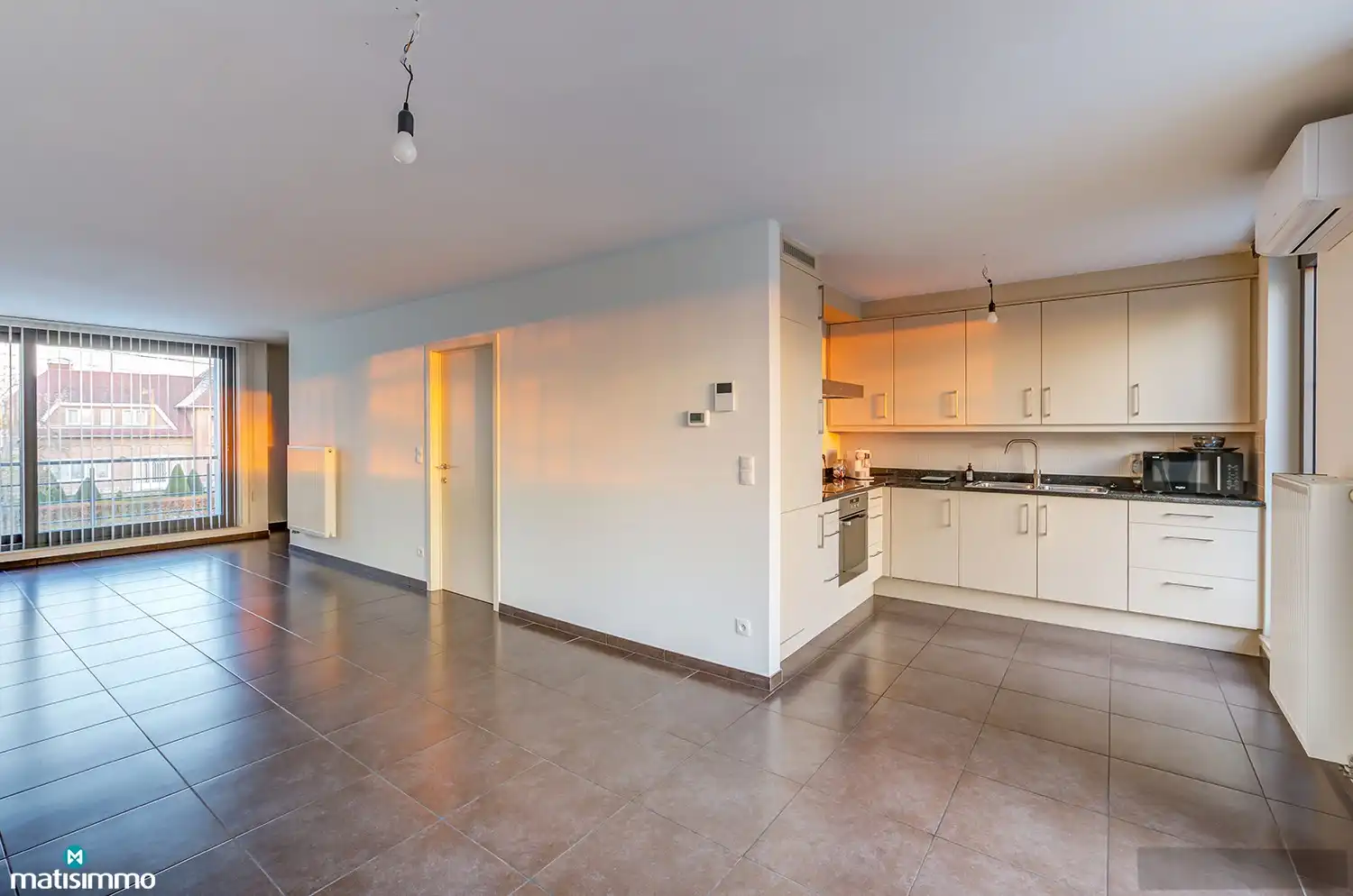 DUPLEXAPPARTEMENT MET 2 SLAAPKAMERS, 1 CARPORT, 1 AUTOSTAANPLAATS, TERRAS, AIRCO EN ZONNEPANELEN TE GROTE-SPOUWEN foto 6