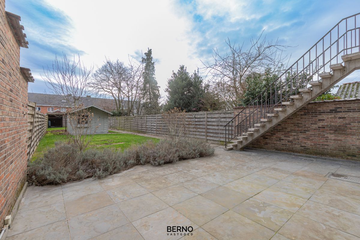 Building met praktijkruimte en 2 appartementen op commerciële locatie foto 21