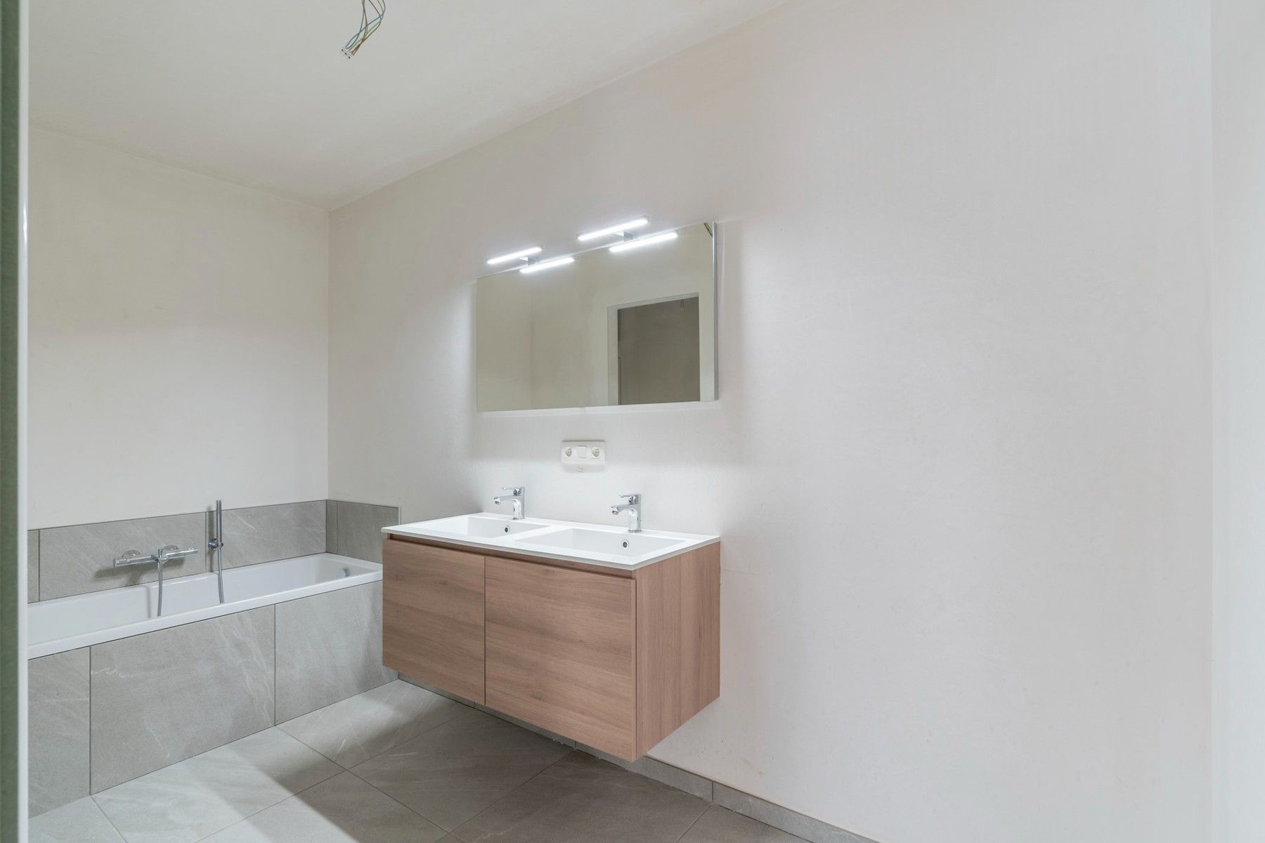 Lot 5: Halfopen bebouwing met 3 slpk., tuin en fietsberging foto 14