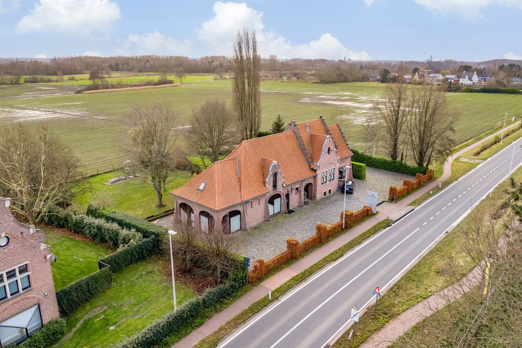 Uitzonderlijke hoeve met apart praktijkgedeelte, zwembad en prachtig zicht op weiland op 2.642m². foto 20