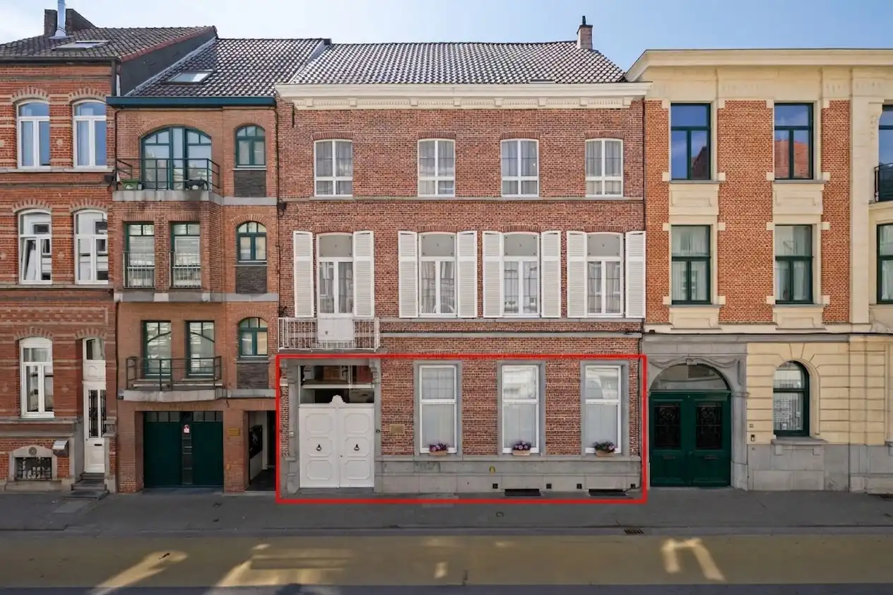 Kantoor of praktijkruimte te huur in unieke herenwoning te Aalst foto {{pictureIndex}}