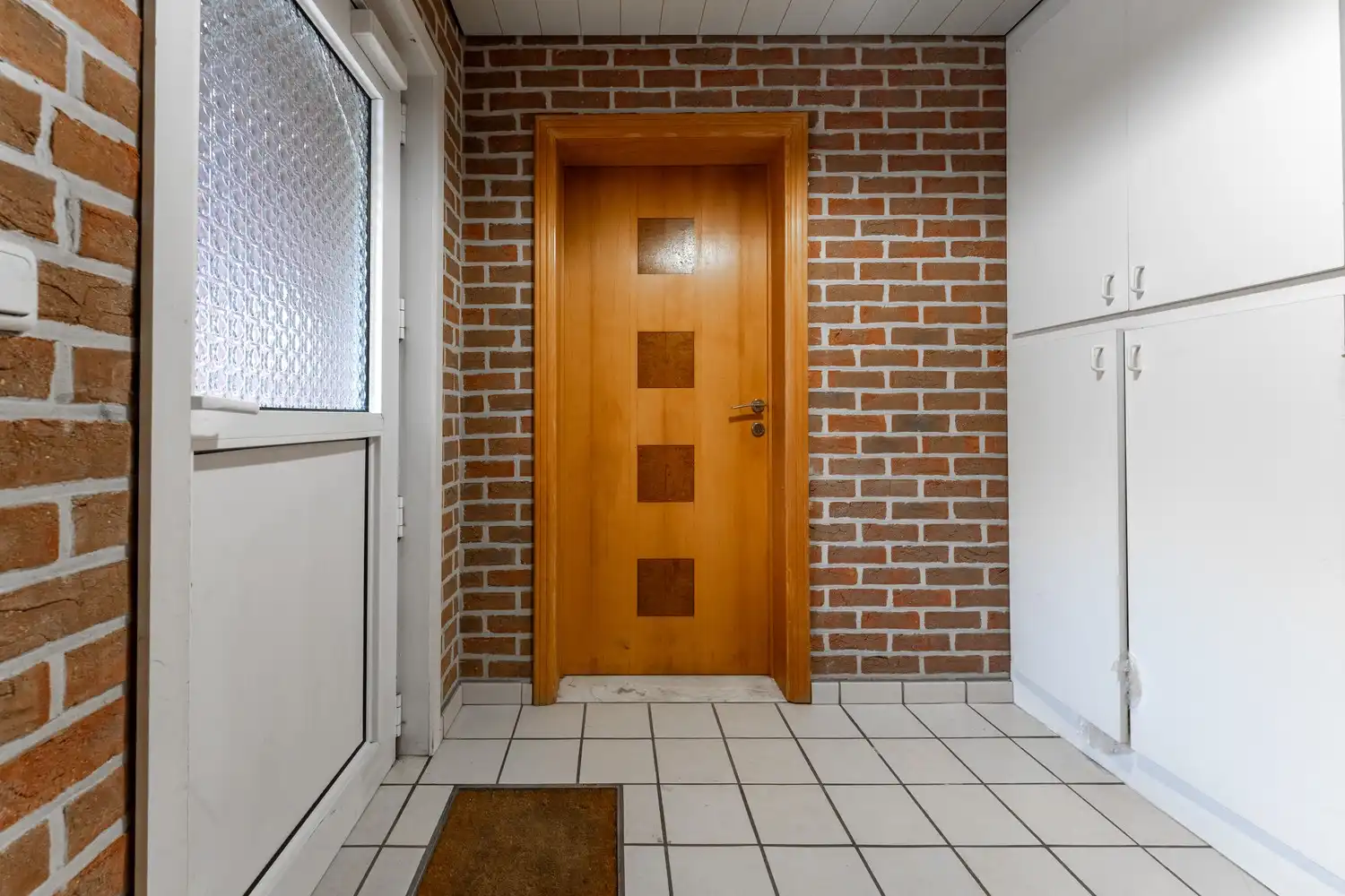 Ruim gelijkvloers appartement met 2 slaapkamers en garagebox nabij het centrum van Bree. foto 3