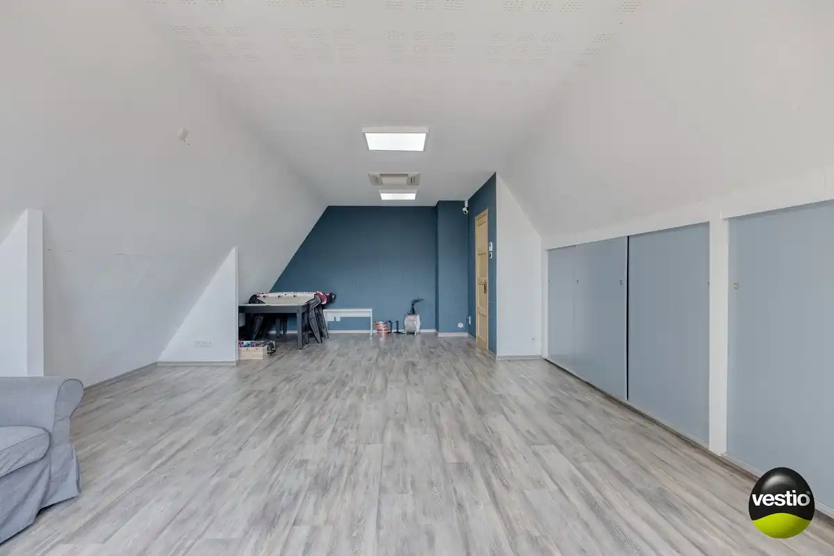 UITERST RUIME EN VOLLEDIG GERENOVEERDE VILLA MET 6 SLK OP EEN PERCEEL VAN 16A81CA NABIJ MAASTRICHT. foto 41