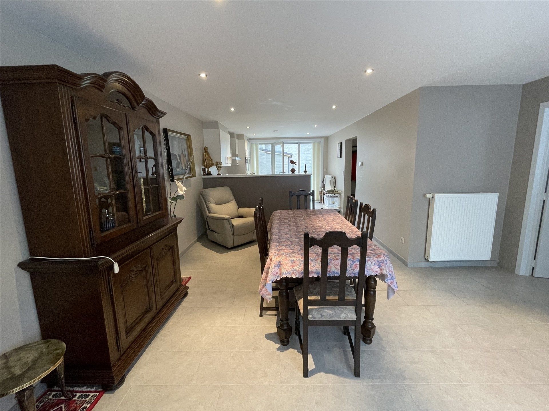 Mooi en centraal gelegen ruim gelijkvloers appartement met terras en tuintje. foto 5