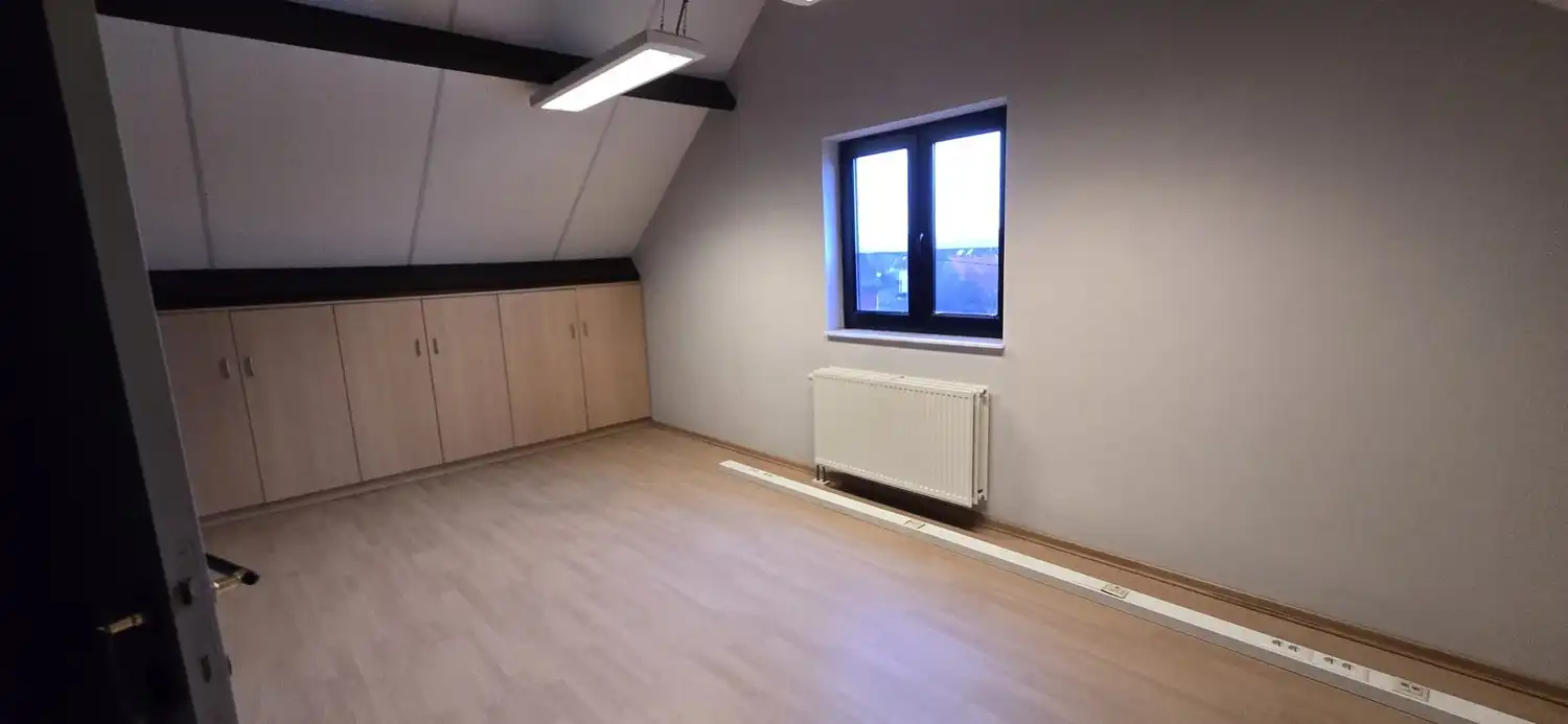 Multifunctioneel gebouw met parking, onmiddellijk beschikbaar! foto 24