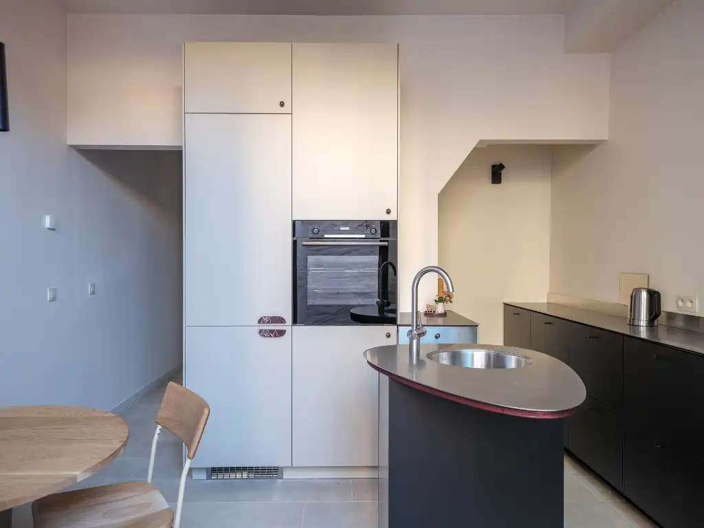 Architecturaal gerenoveerde, compacte woning met stadskoer naar de hand van ‘Hanne & Sam Architecten’ met 2 volwaardige slaapkamers op een boogscheut van Gent. foto 2