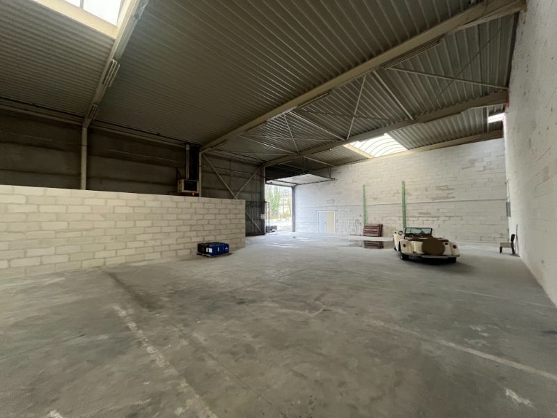 Magazijn met kantoor op zichtlocatie te koop foto 2