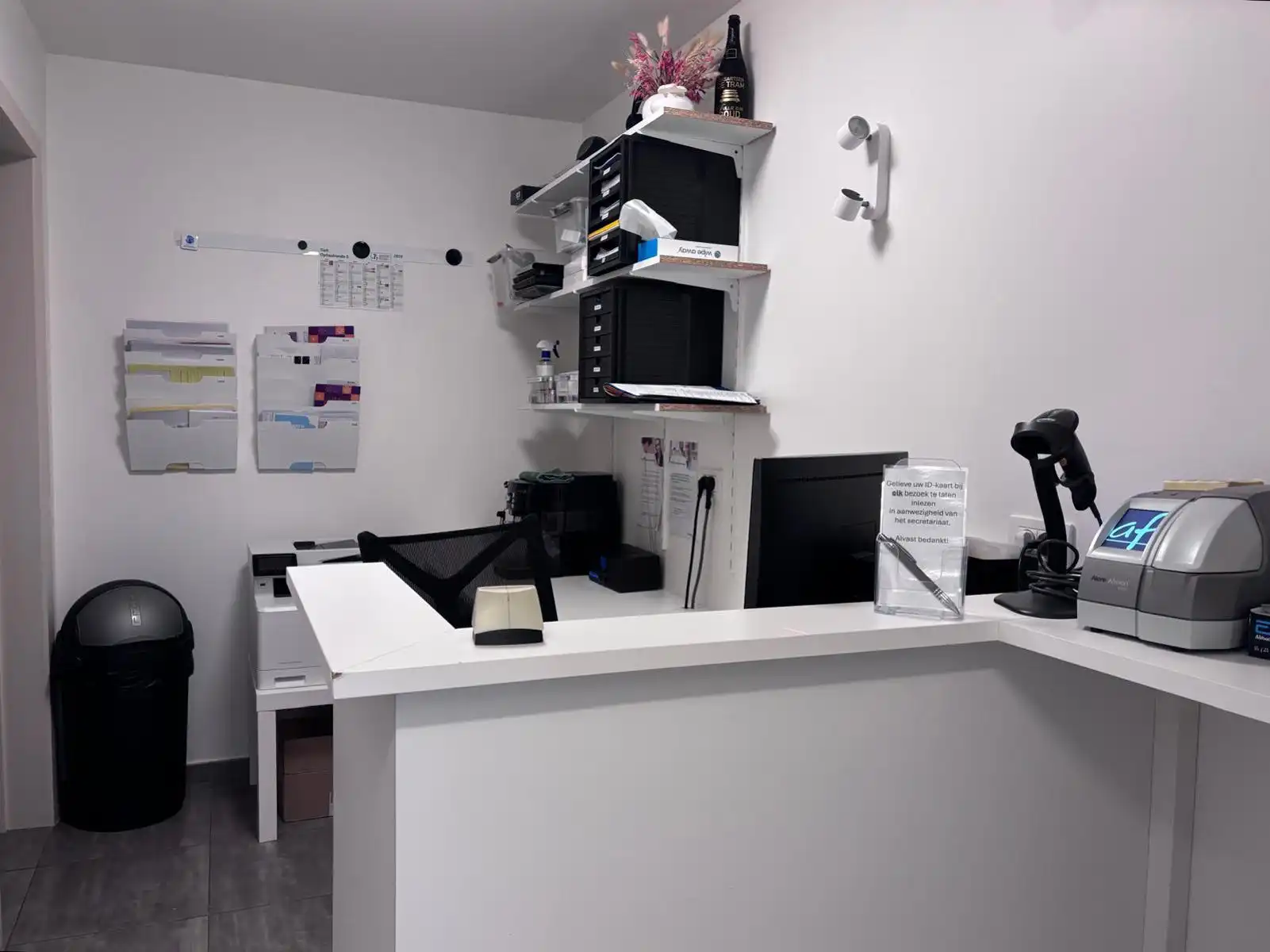 Instapklaar praktijk-/kantoorpand in het centrum van Tielt. foto 8