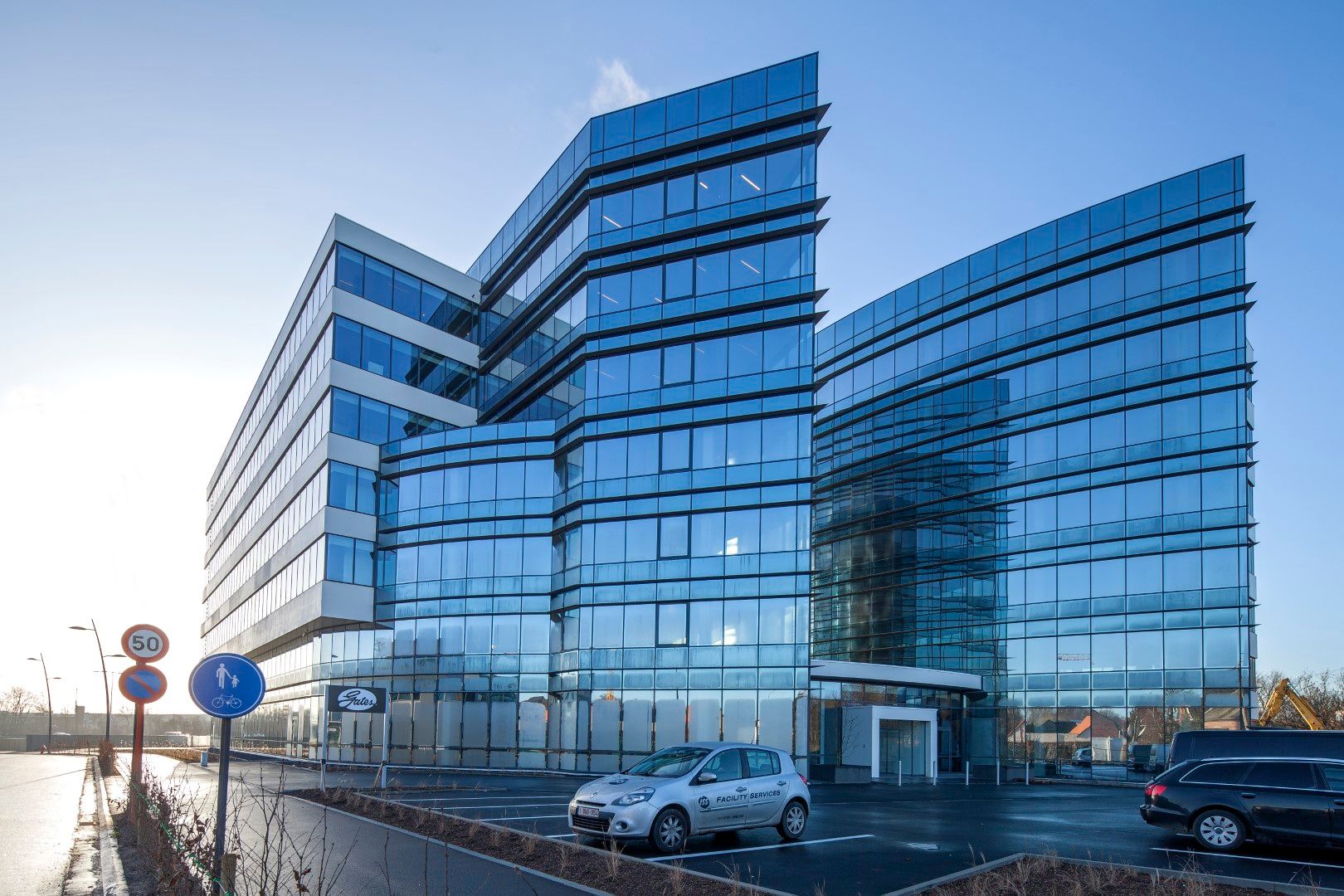NIEUWBOUWKANTOREN MET PARKING NABIJ E40 foto {{pictureIndex}}