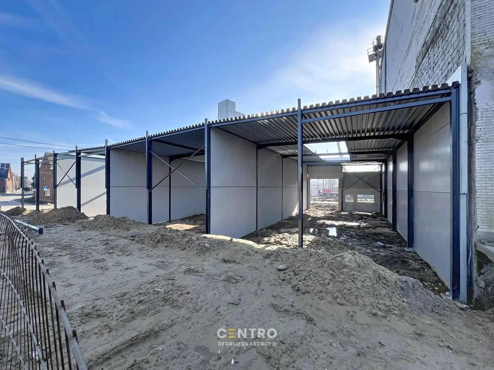 Nieuwbouw KMO-units van 245m² TE HUUR (VH van 7m, 2 parkings, aparte loopdeur en raam), te Kerkhove (Avelgem). foto 3