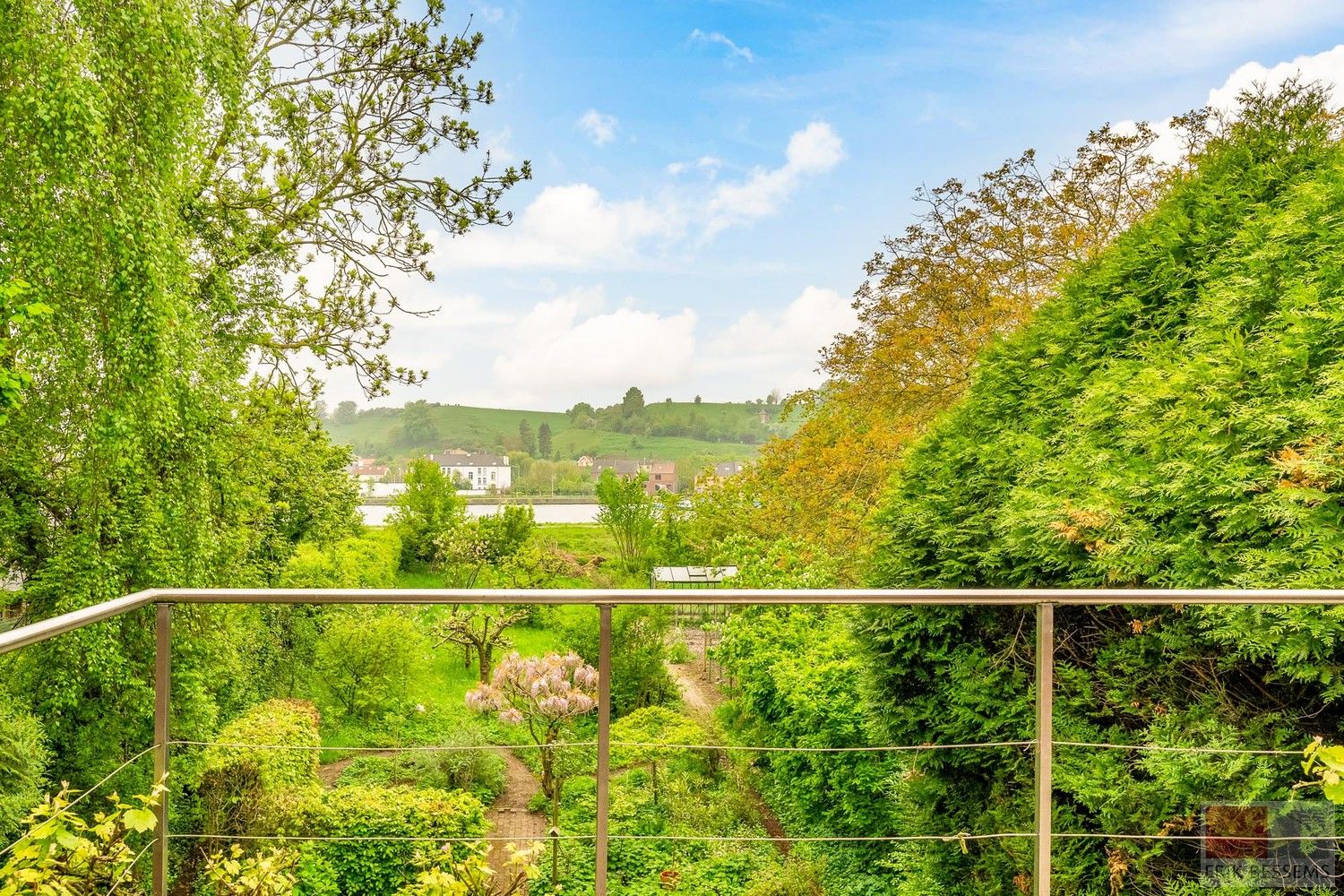 Karaktervolle woning uit 1980 bevindt zich op een perceel van maar liefst 1.399 m² en biedt een bewoonbare oppervlakte van 278 m² foto 26