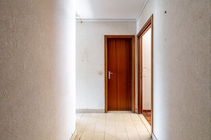 Op te knappen appartement met 3 slpks en afgesloten garage. foto 7