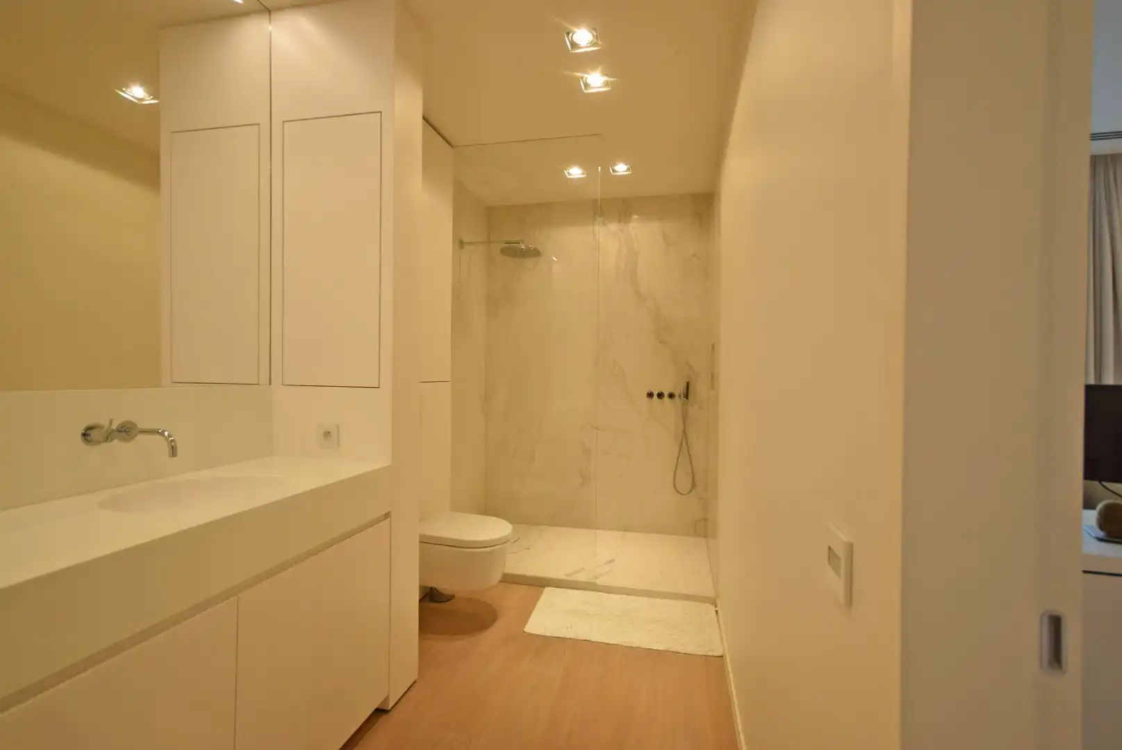 UNIEK EN ZEER HOOGSTAAND AFGEWERKT PENTHOUSE AAN HET STERREBOS foto 19