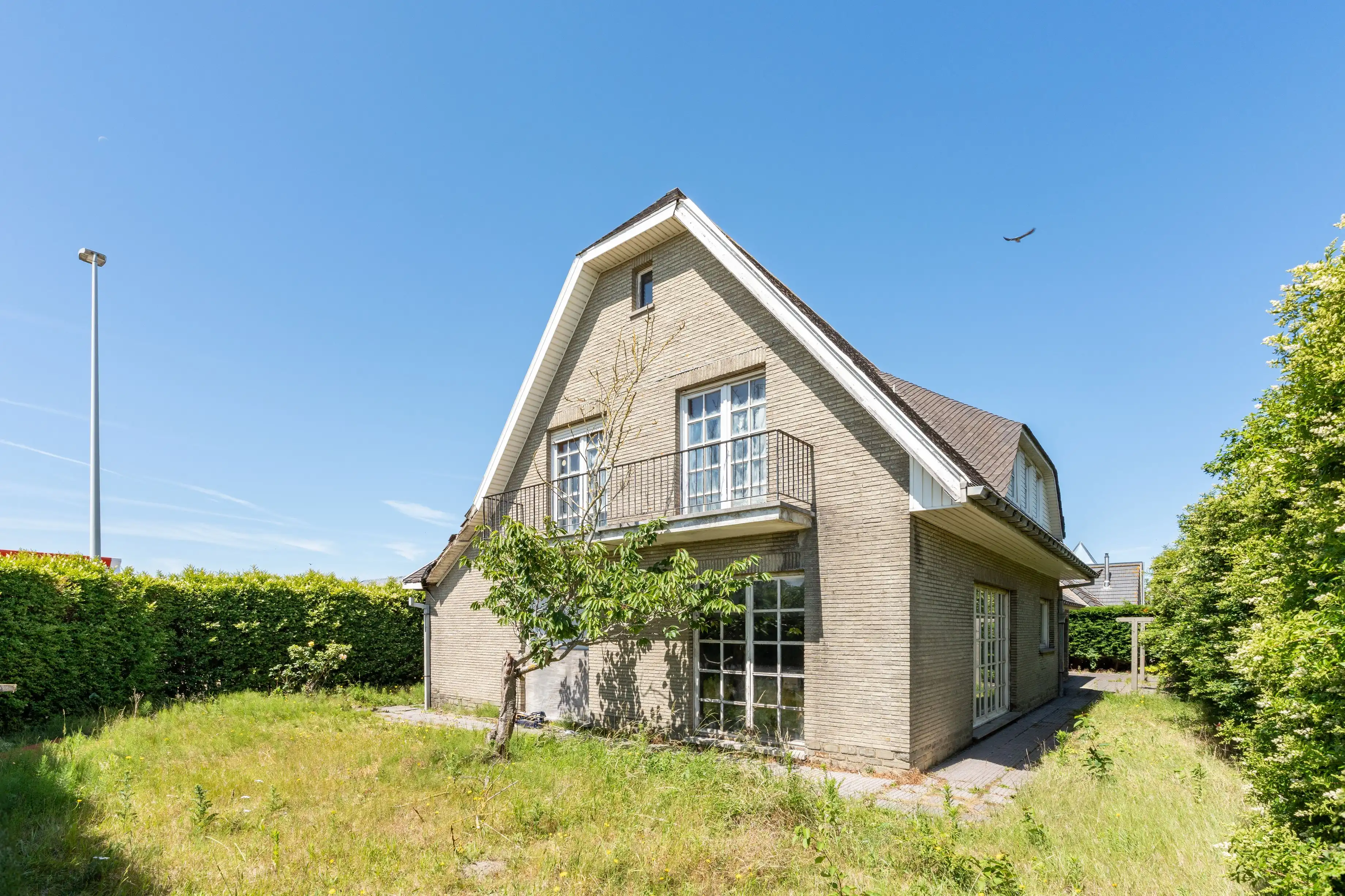 Karaktervolle villa op topligging te Oostende met uitzonderlijk renovatiepotentieel! Leef je hier uit om jouw stempel te drukken ! foto 2