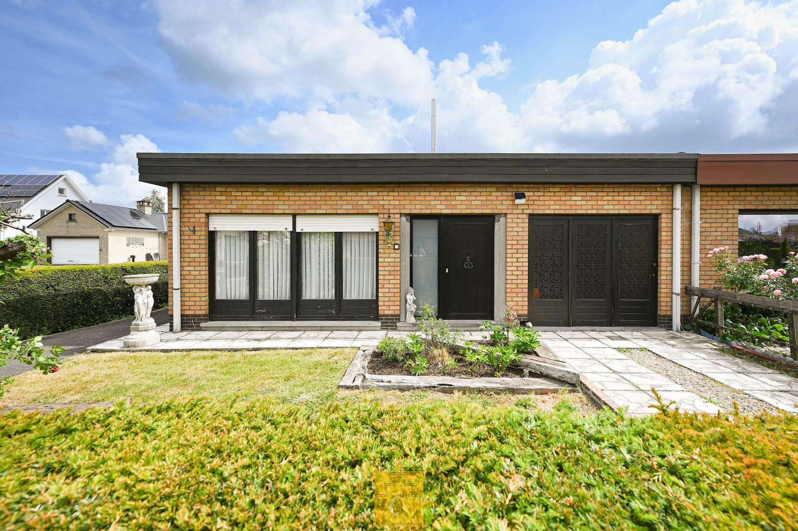 Hoofdfoto van de publicatie: charmante driegevelbungalow met tuin en garage in hartje Loppem