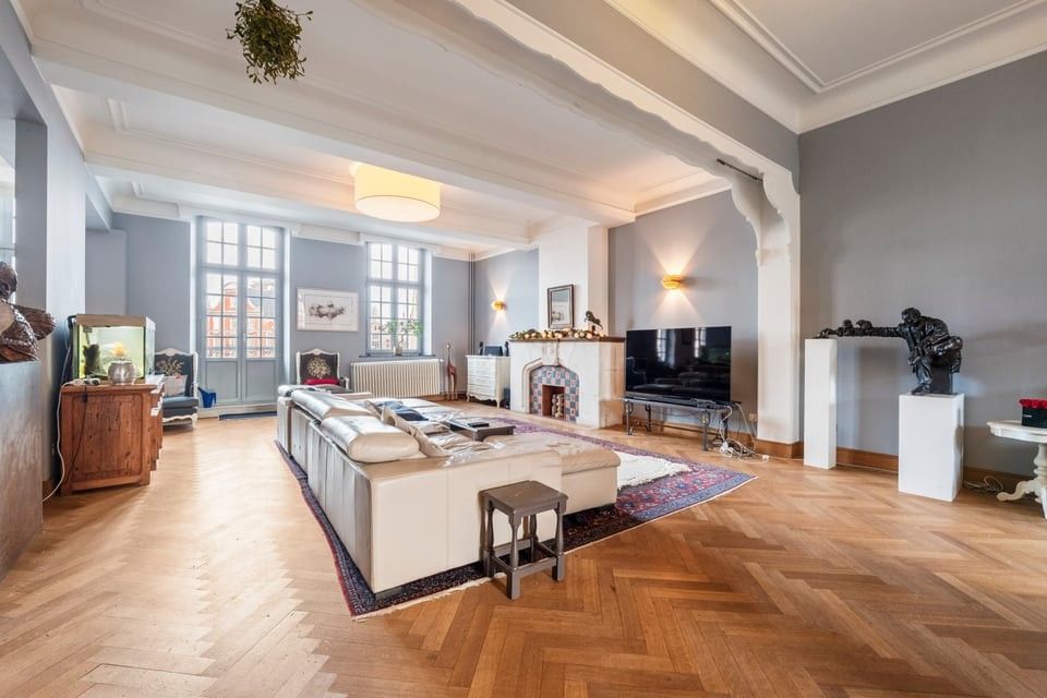 ICONISCH HANDELSPAND MET LUXUEUZE WOONST OP DE GROTE MARKT VAN SINT-TRUIDEN foto 3