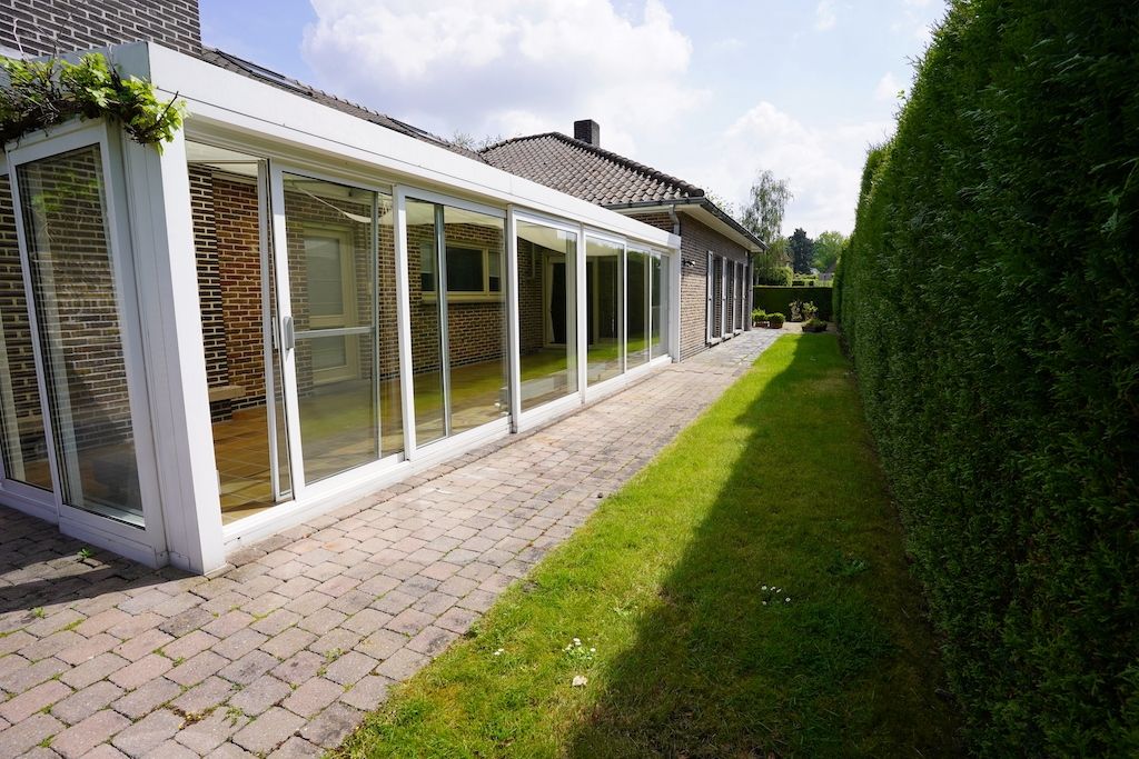 Residentieel gelegen bungalow op 910 m² voorzien van 4 slaapkamers foto 6