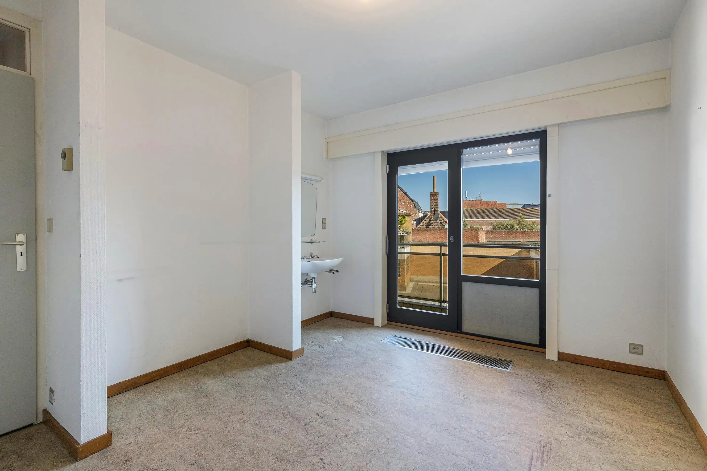 Appartement te koop met 2 kamers, terras en garage in Ieper foto 10