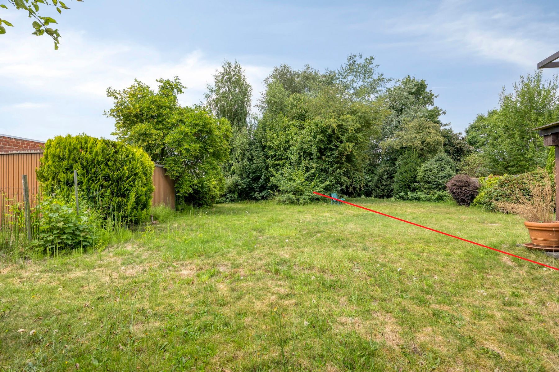 Goedgelegen bouwgrond voor driegevel woning foto 2