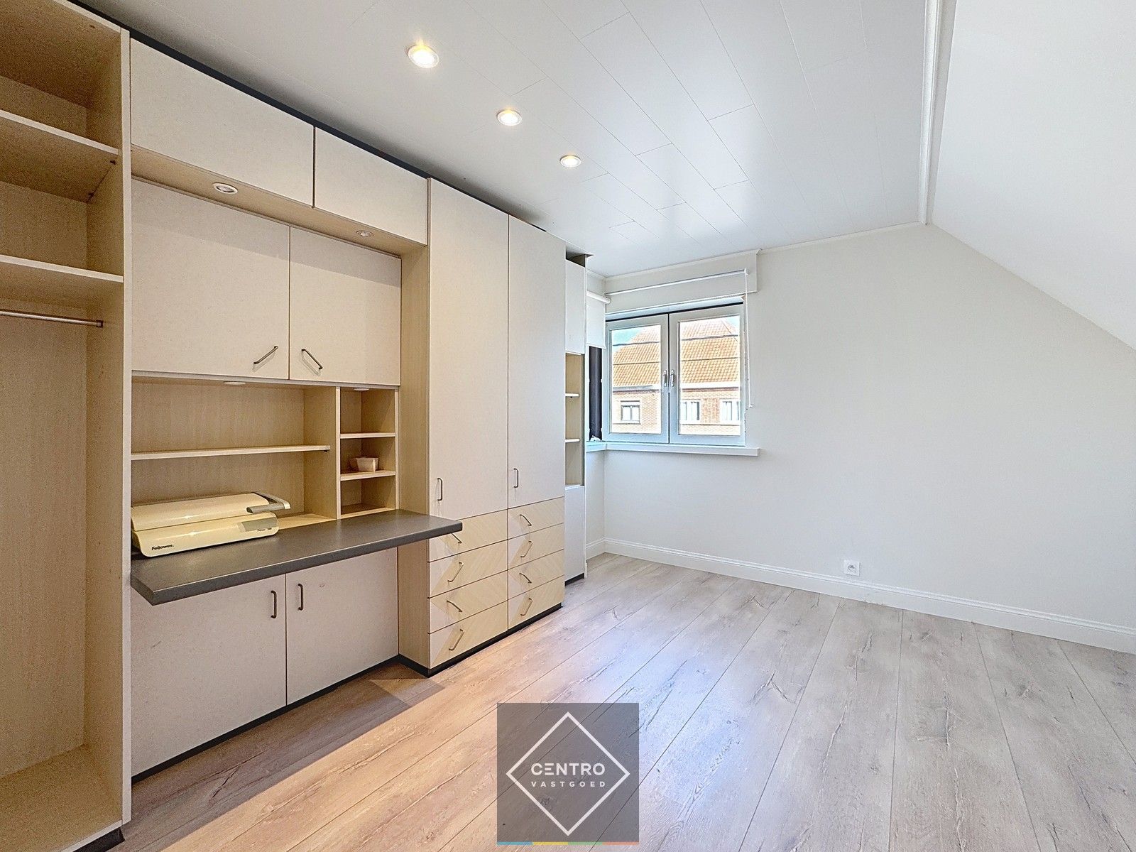 INSTAPKLARE woning met 4 slpks, 2 badks, PRAKTIJKRUIMTE en met MAGAZIJN! foto 22