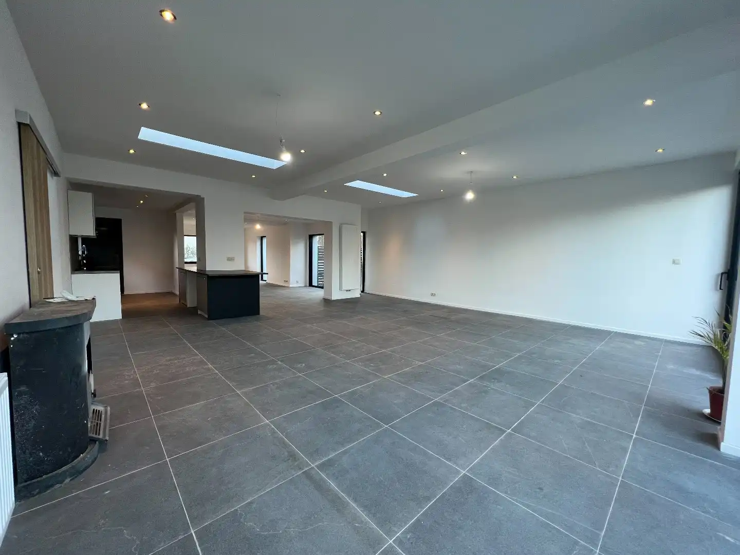 Volledig vernieuwde woning met 3 slpk. en  zuid-west gerichte tuin, goed gelegen vlakbij het commerciële centrum van Knokke en het station. foto 4