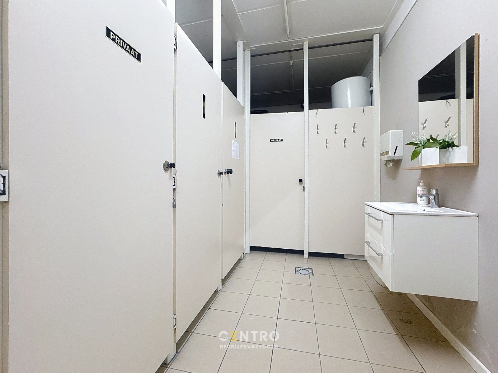 instapklare BAANWINKEL/HANDELSPAND met ruime, private parkeergelegenheid voor de deur. Grondopp.: 3.961m² foto 9