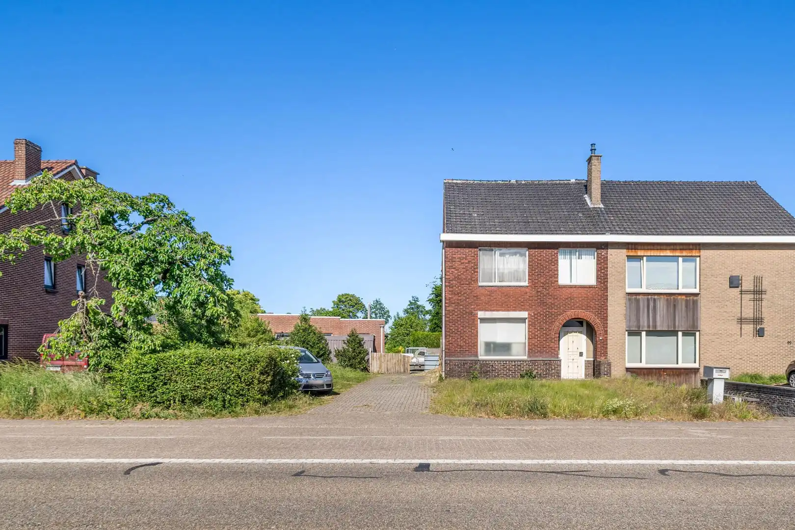 Hoofdfoto van de publicatie: Halfvrijstaande woning op een perceel van 17a30ca met grote werkplaats van maar liefst 110 vierkante meter! 