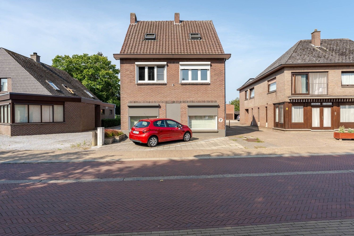 Instapklaar gerenoveerd appartement met terras en garage foto 24