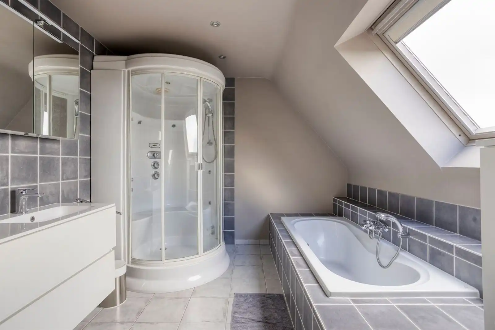 Ruim duplex appartement met 3 slaapkamers foto 19