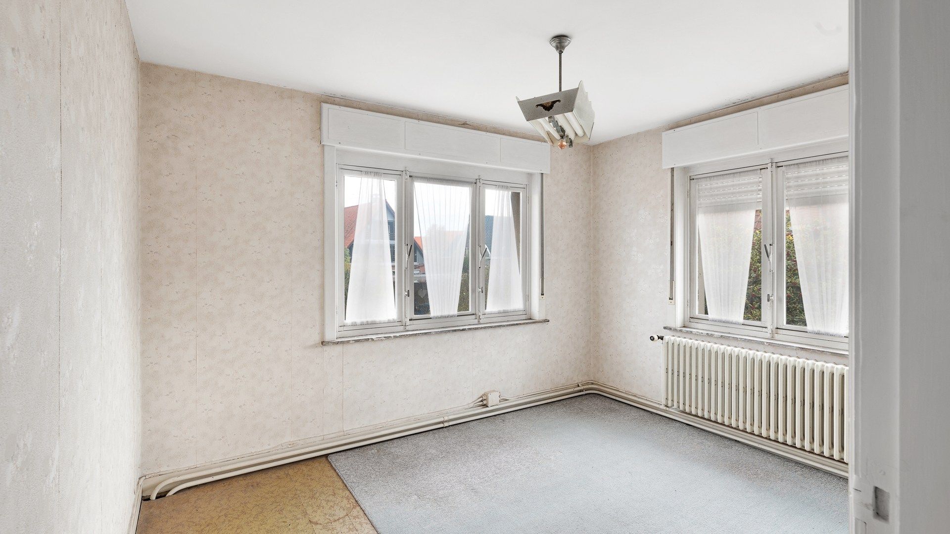 Klassieke villa met bijgebouwen, garage en prachtige tuin foto 16