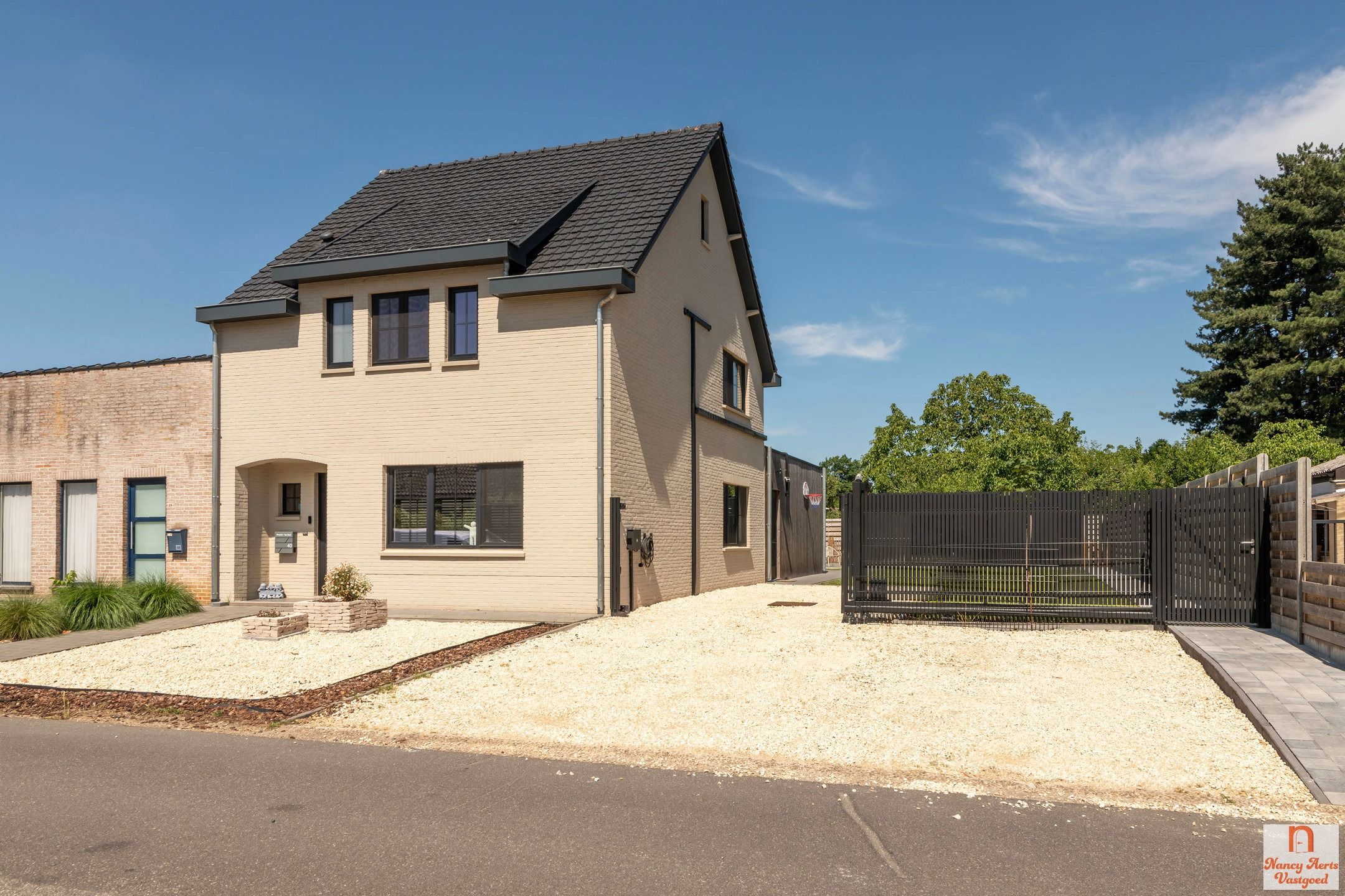 Volledig gerenoveerde woning met bijbouw en grote tuin foto {{pictureIndex}}
