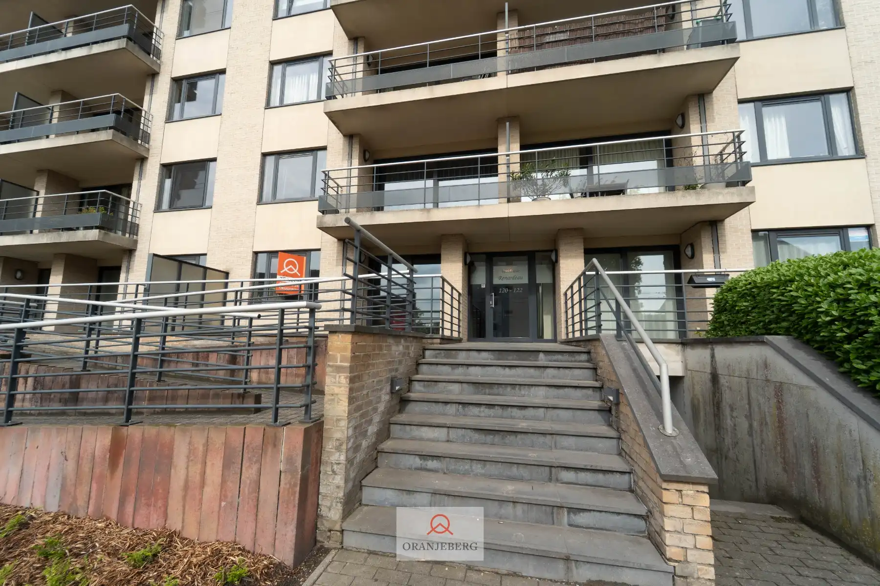 Gelijkvloers 3 slpk appartement met groot terras vlakbij Station foto 33