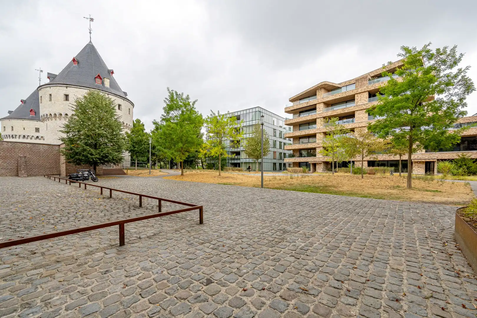 Recent, instapklaar appartement met overdekte staanplaats aan de Broeltorens in Kortrijk foto 5