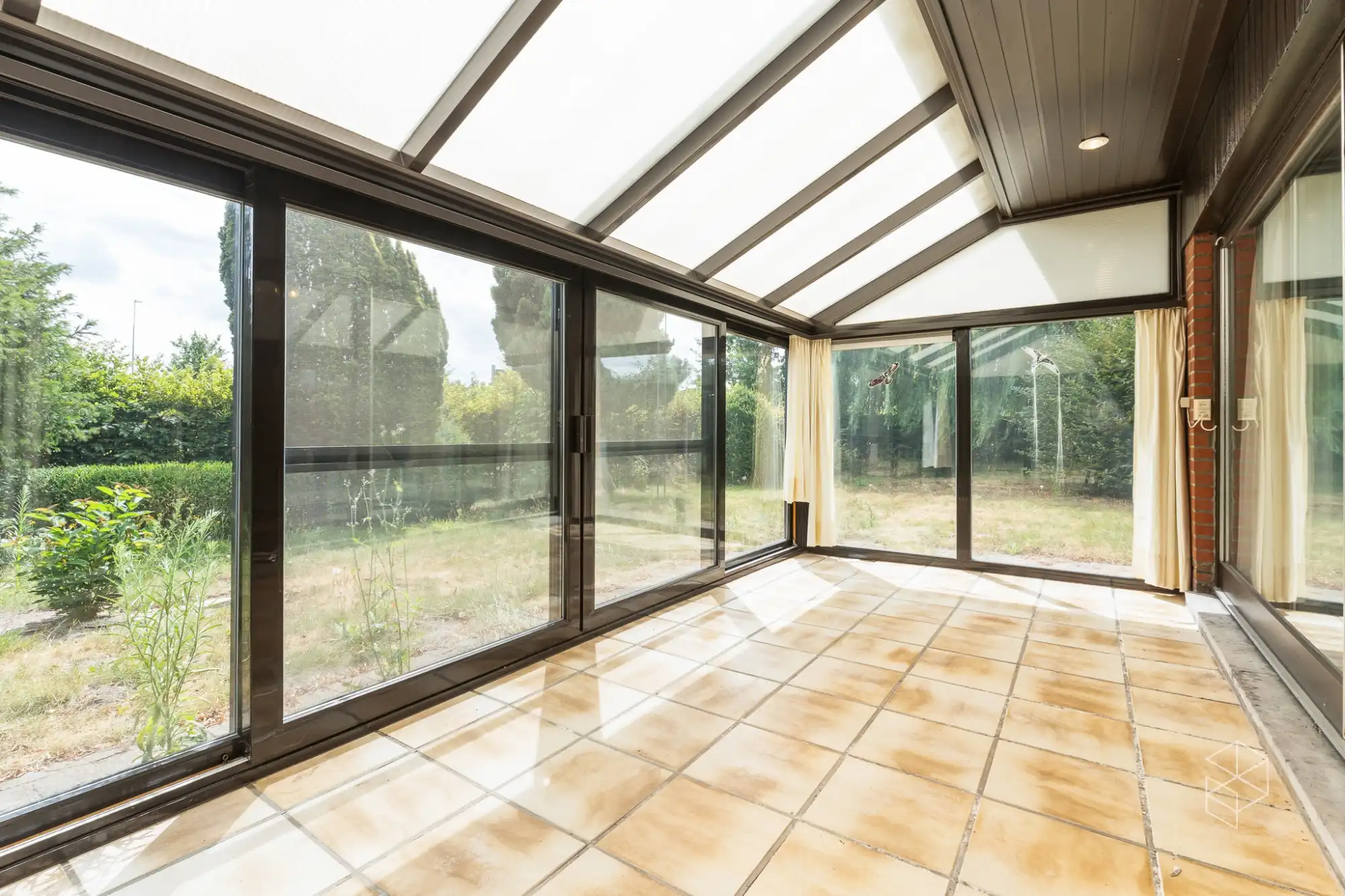 Centraal gelegen gelijkvloerse woning met royale tuin op 1636m² foto 6