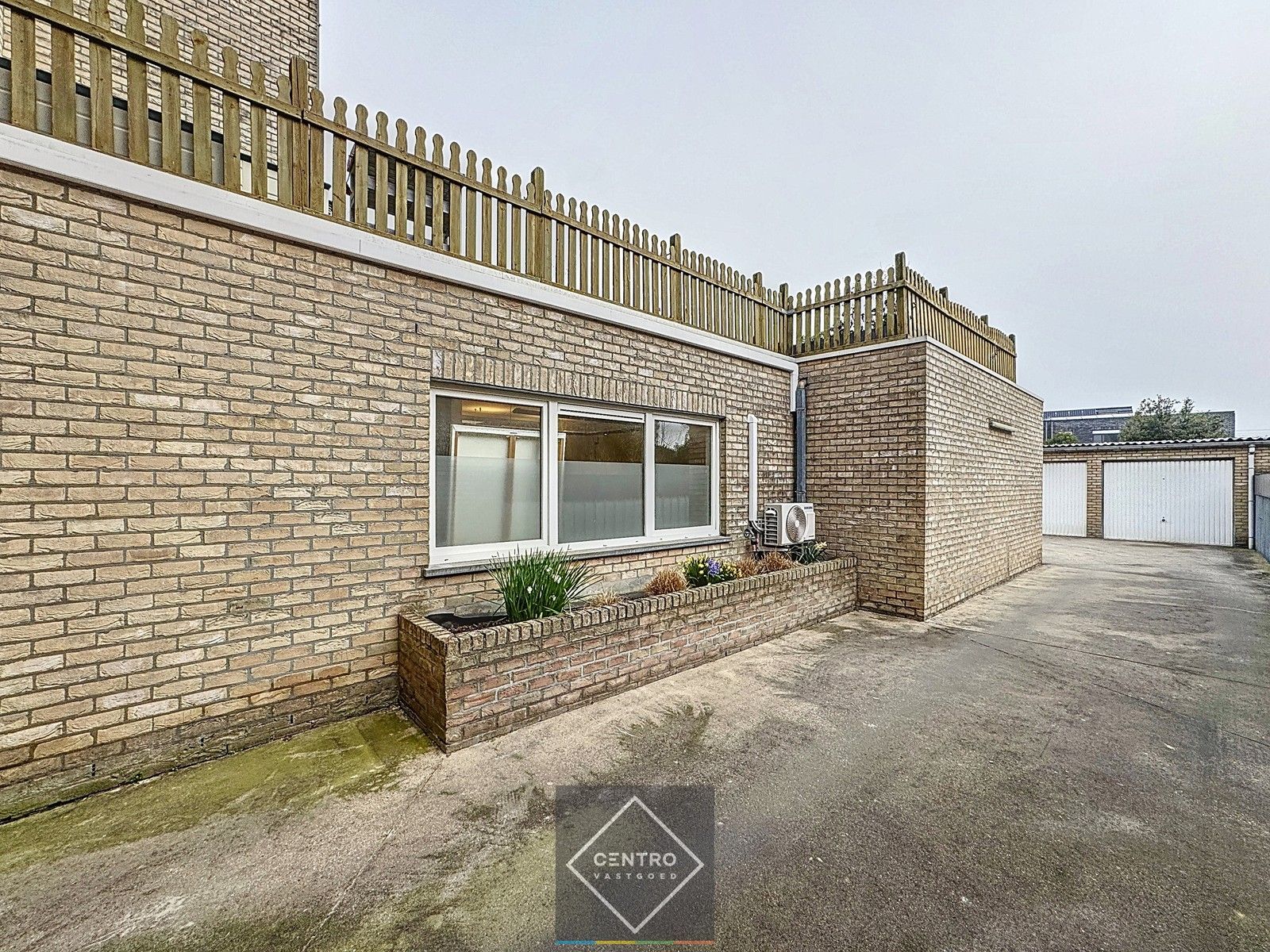 Commercieel gelegen handelspand met inpandige garage! foto 17