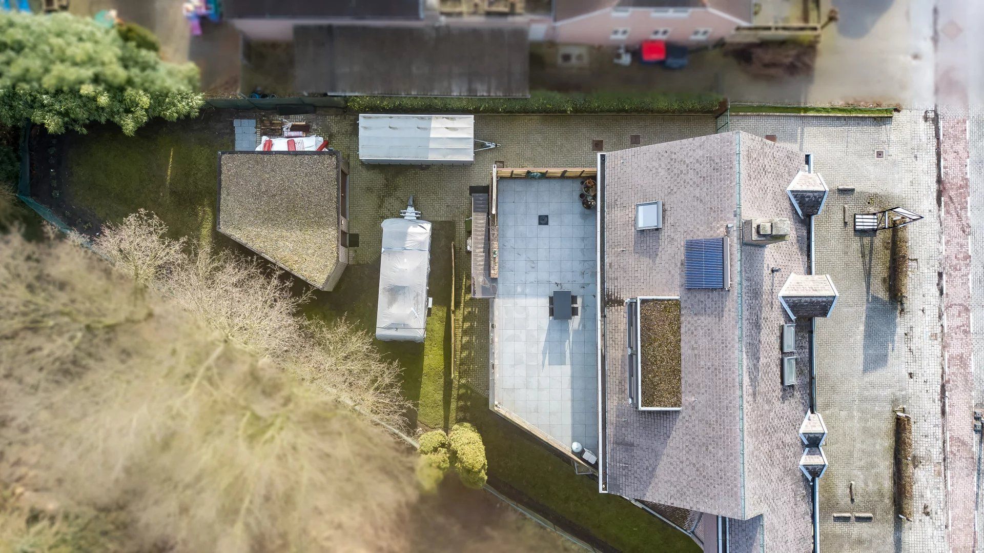 Ruim appartement met 4 slaapkamers, groot terras, tuin en garage. foto 44