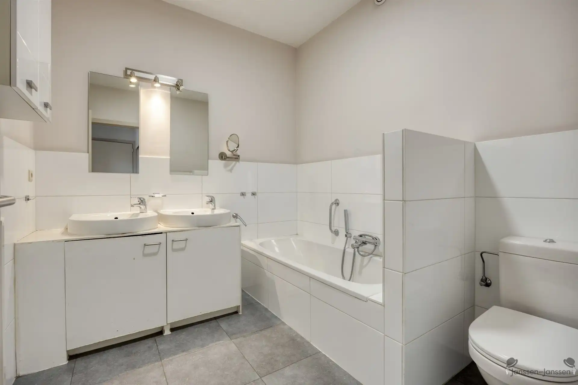 Ruim appartement met 3 slpk's, terras en 2 ondergrondse staanplaatsen foto 11