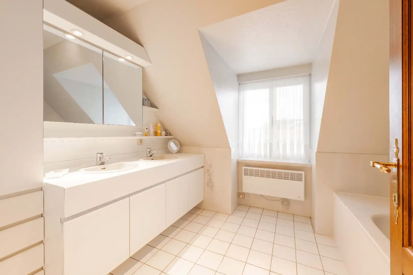 PRESTIGIEUZE VILLA MET LOODS VLAKBIJ CENTRUM PITTEM foto 12