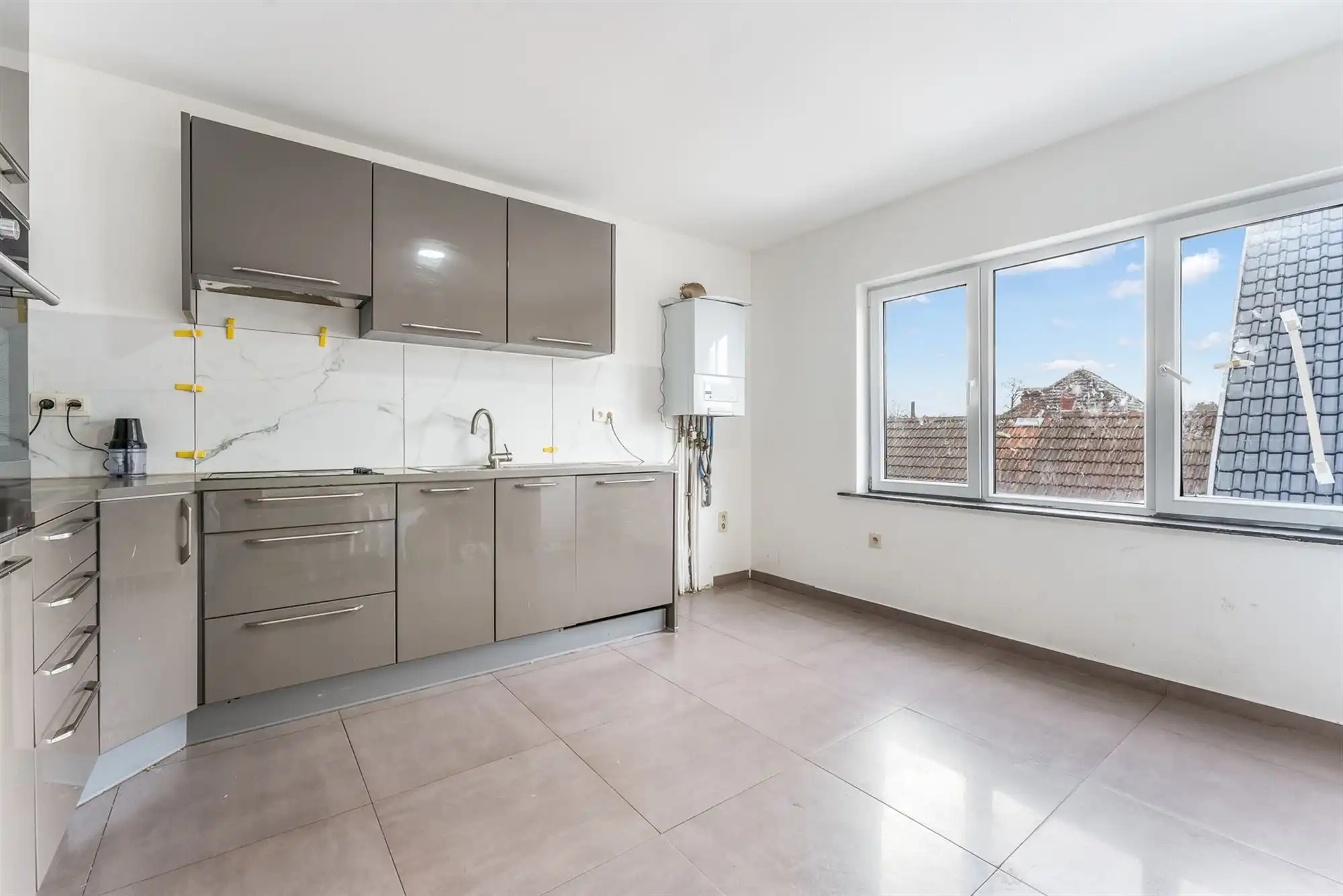 HANDELSHUIS MET RUIM HANDELSPAND EN 2 WOONENTITEITEN OP PERCEEL VAN 9A68CA TE KOERSEL foto 22