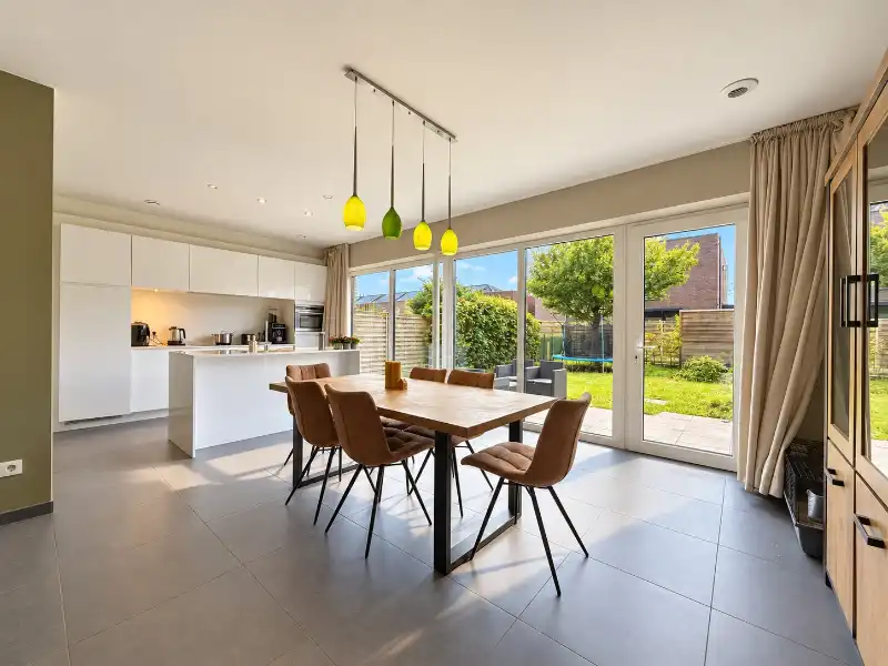 Moderne lage-energiewoning met mooie tuin en garage in een rustige woonwijk foto 5