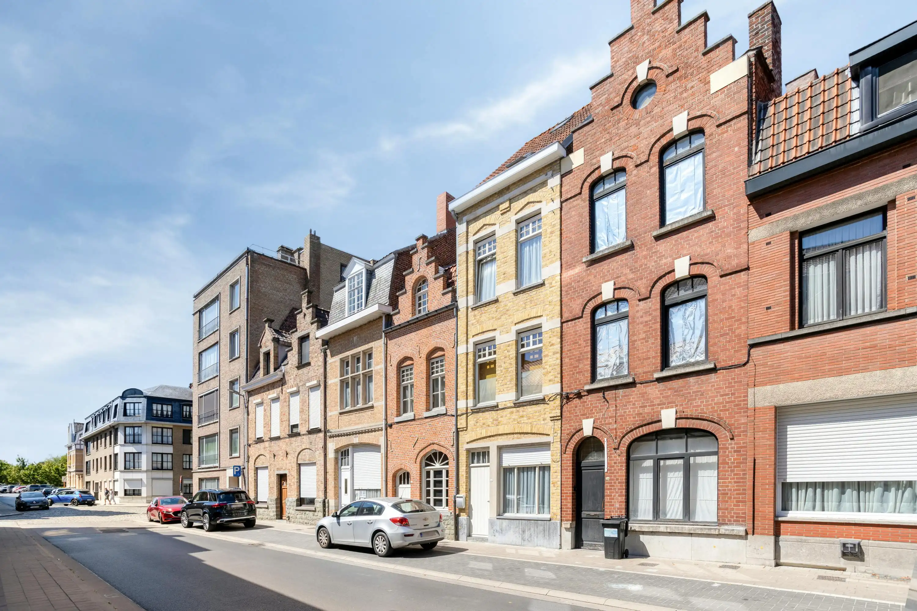 Gerenoveerde en verhuurde woning met 4 slaapkamers in hartje Ieper foto 2
