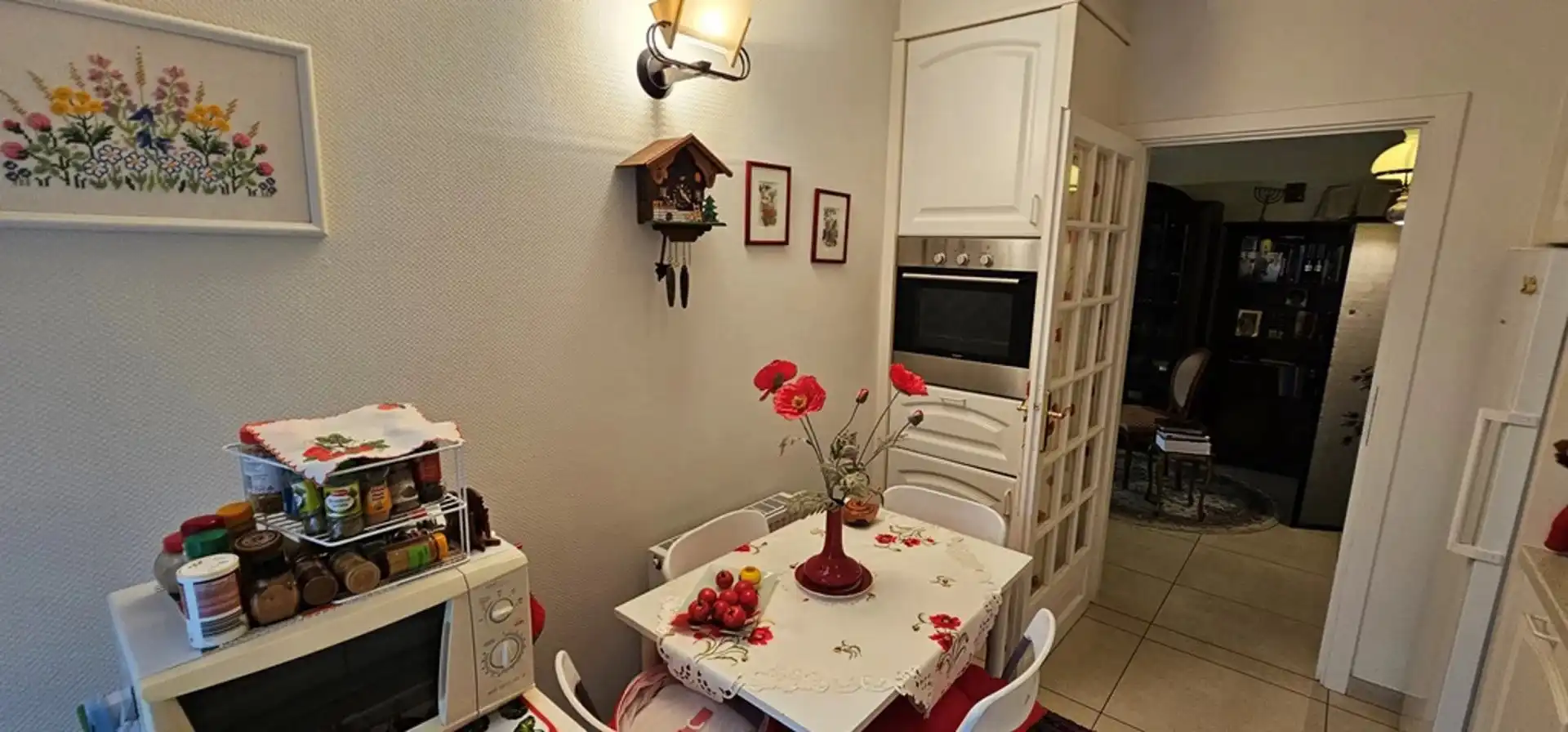 Ruime, recente, instapklare, energiezuinige half open bebouwing met degelijke en kwalitatieve afwerking en zonnepanelen, gelegen net buiten de grote ring van Hasselt. foto 11